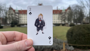 Eine Spielkarte mit einer lebendigen Illustration
