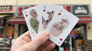 Drei Spielkarten mit einer lebendigen Illustration
