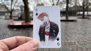 Eine Spielkarte mit einer lebendigen Illustration