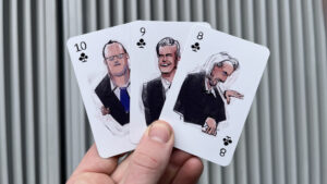 Drei Spielkarten mit einer lebendigen Illustration