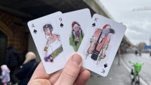 Drei Spielkarten mit einer lebendigen Illustration