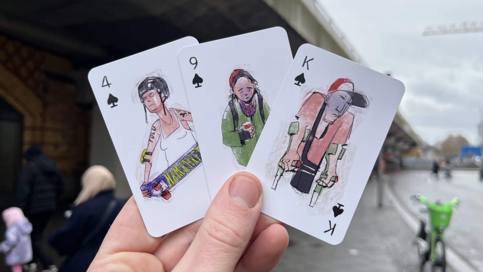 Drei Spielkarten mit einer lebendigen Illustration