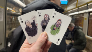 Drei Spielkarten mit einer lebendigen Illustration