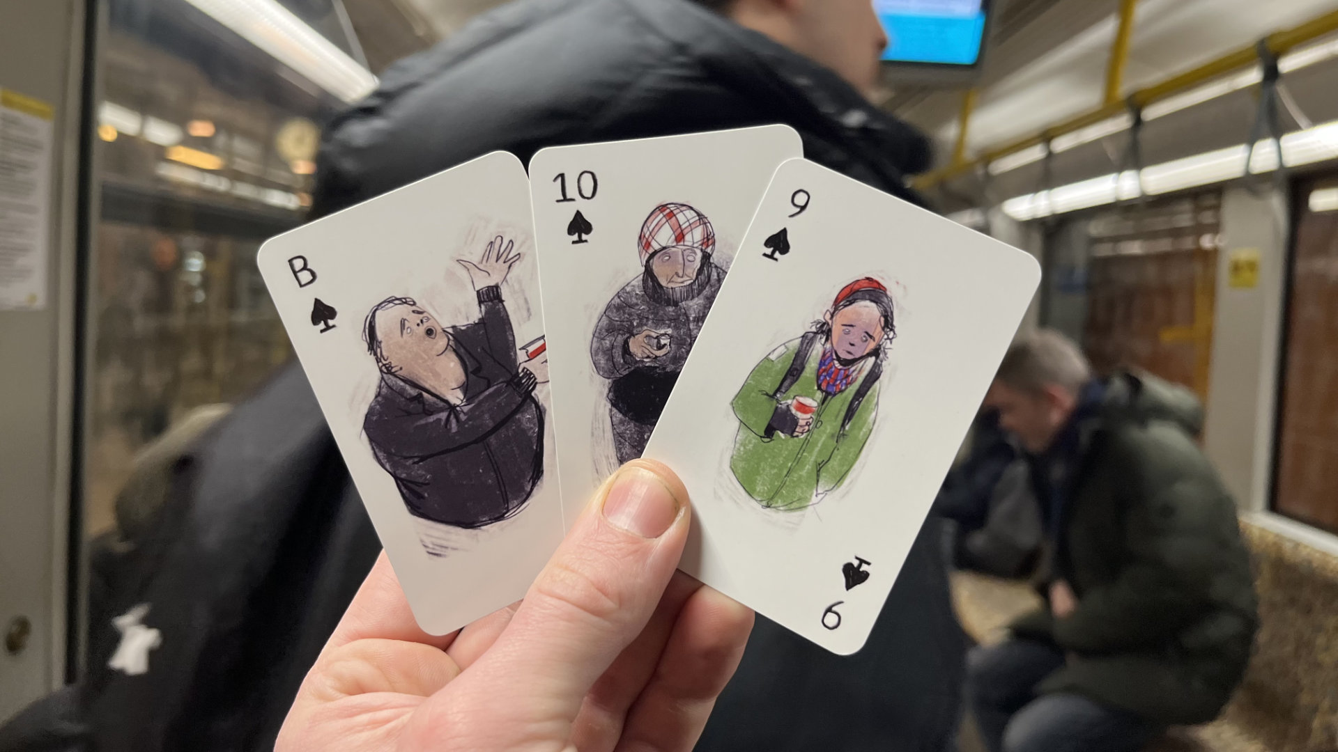 Drei Spielkarten mit einer lebendigen Illustration