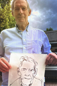 Ein älterer Mann mit einem lebendigen Portrait von ihr.