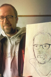 Ein Mann mit einem lebendigen Portrait von ihr.