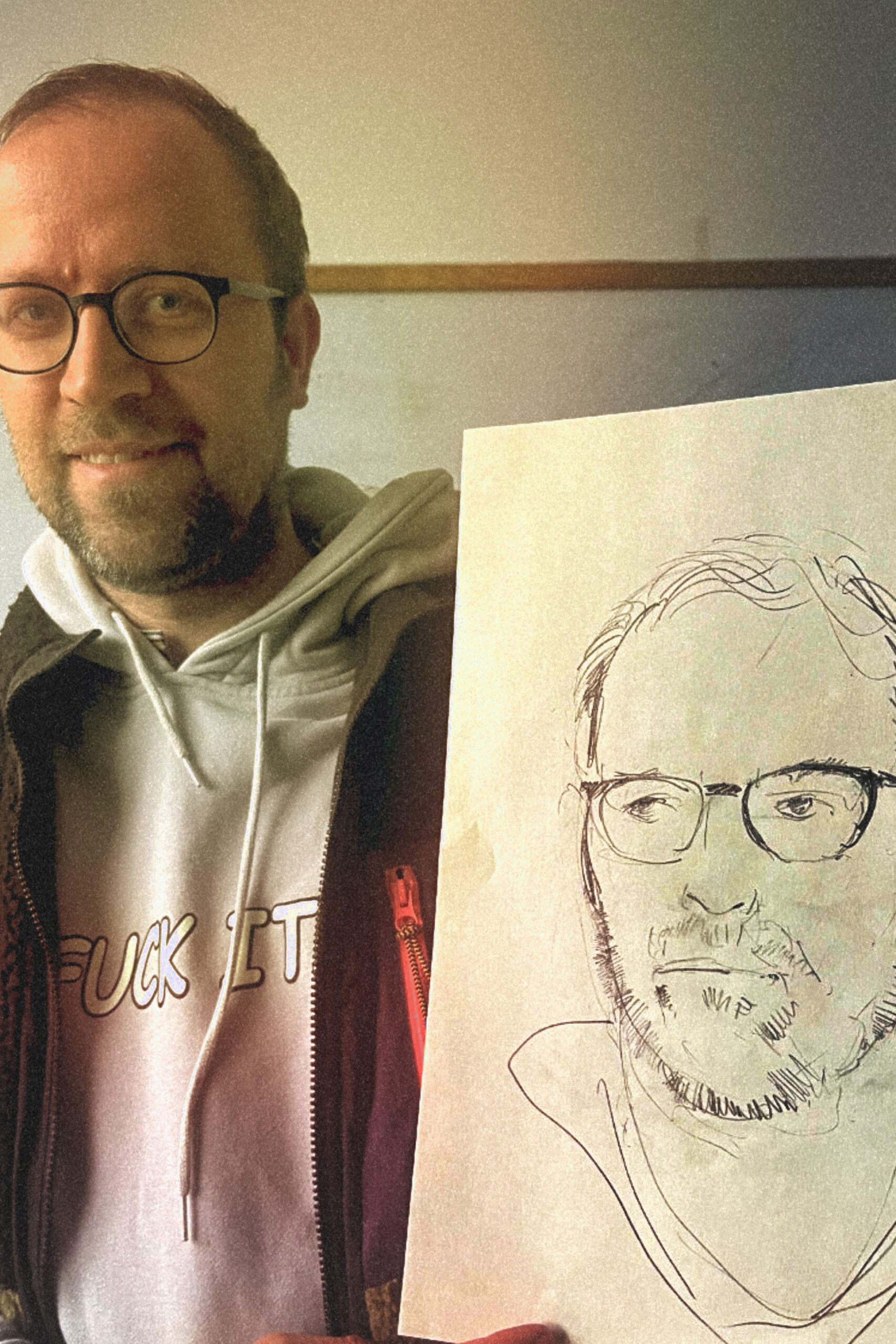 Ein Mann mit einem lebendigen Portrait von ihr.